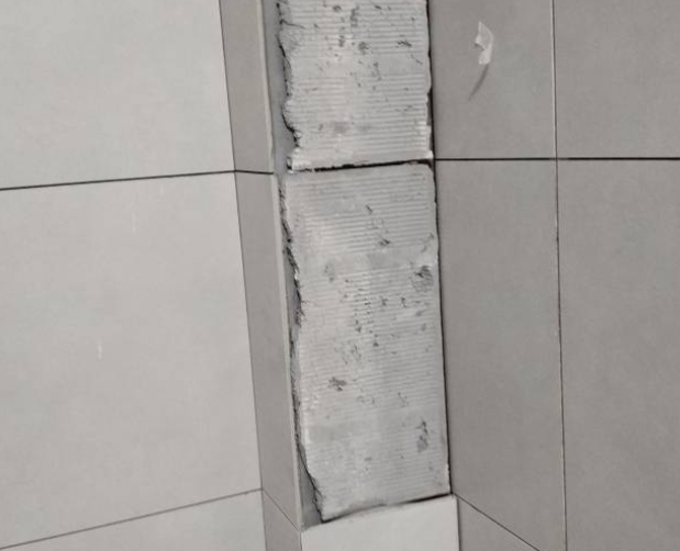 黄州瓷砖空鼓维修公司分享下瓷砖施工前基层浇水润湿程度不足，可能导致以下问题