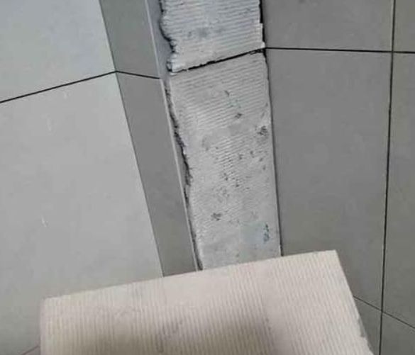 黄州瓷砖空鼓维修公司分享下厨房瓷砖脱落的补救措施。